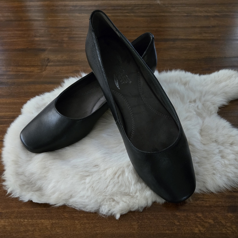 AEROSOLES Black Dress Shoe